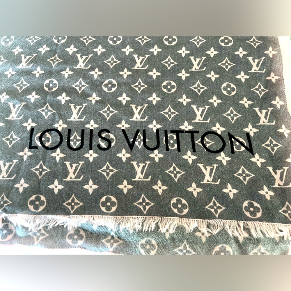 NWOT- Gift Wrapped- LV Telling Monogram Stole
